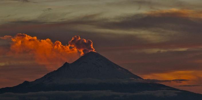 Eruption risk perception disconnected from detected threat