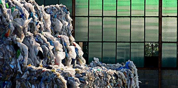 Sorting plastic waste: a magnetic game