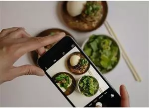 Serious content for wider audiences: influencers breaking the institutional bubble